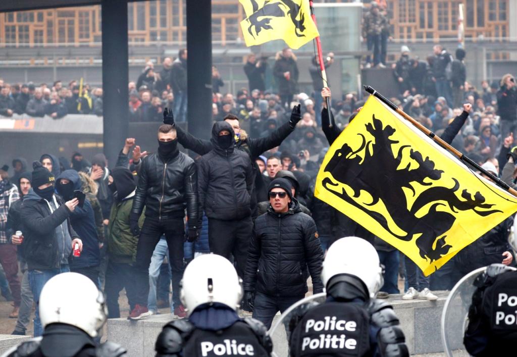 Manifestantes de ultraderecha en Bruselas contra el Pacto de Migración de la ONU (Reuters)