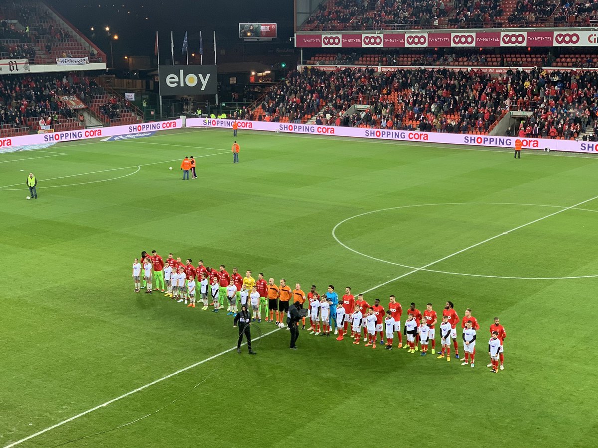 Ochoa jugó los 90 minutos de la Jornada 19 con el Standard de Lieja (Twitter @Standard_RSCL)