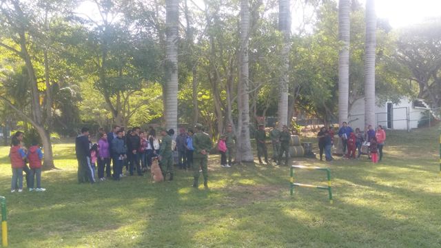 Paseo dominical, demostración de binomios caninos de la Sedena (Sandra Sosa)