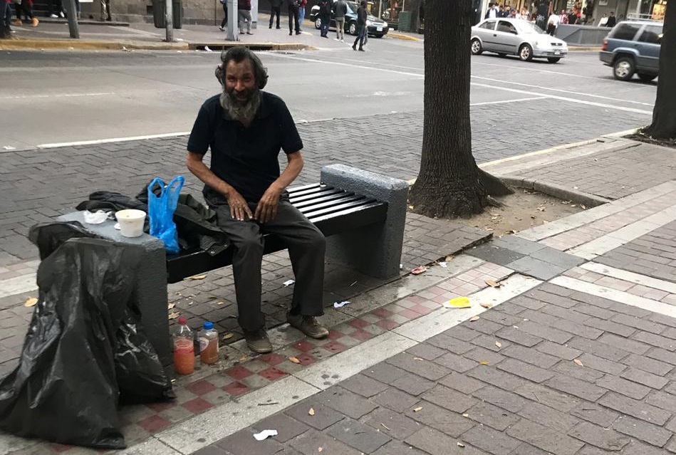 A Ramiro lo acompaña solamente su cobija. (Jorge Martínez)