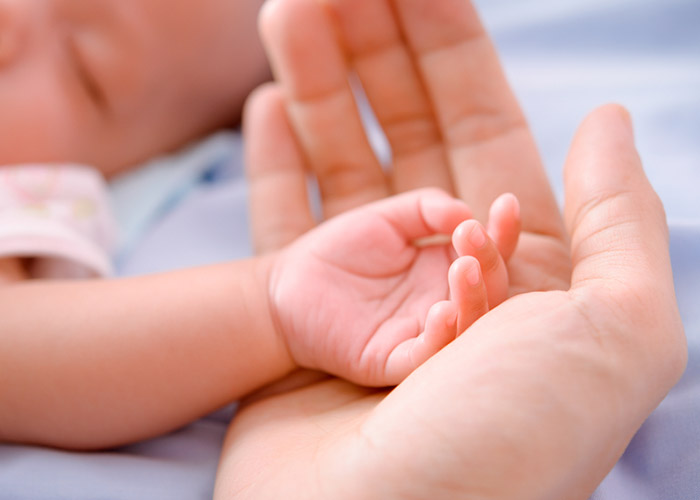 Acariciar a los bebés antes de los procedimientos médicos puede servir como analgésico. (Shutterstock)