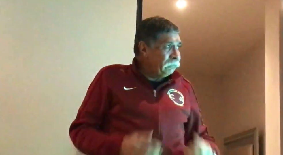 Aficionado del América llora tras el campeonato (Especial)