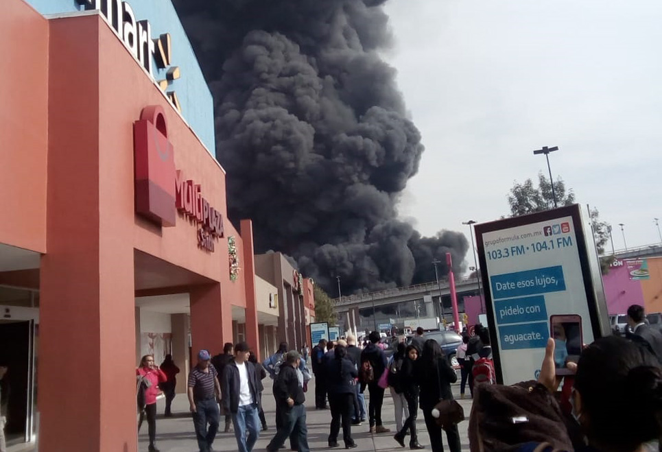 Bomberos apoyan en el siniestro. (Especial)