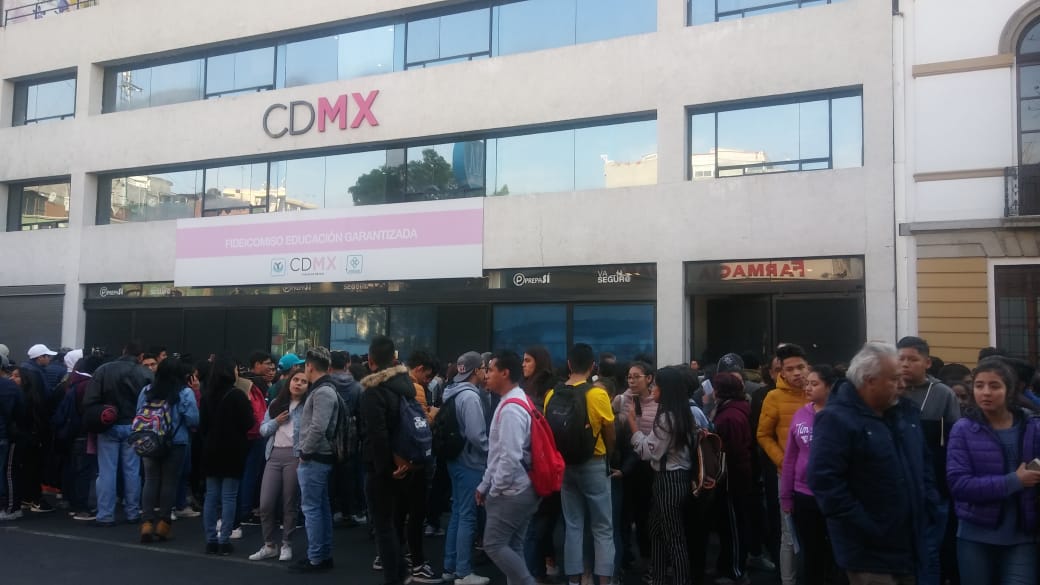 Los jóvenes permanecen afuera de las oficinas de Fideicomiso de Educación Garantizada. (César Velázquez)