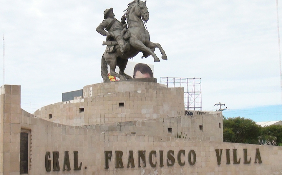 La estatua de bronce mide 4 metros de altura.