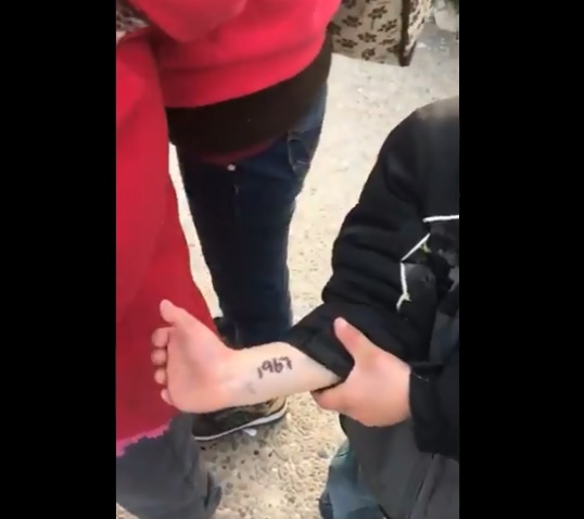 Los migrantes fueron vistos con los números en sus brazos.