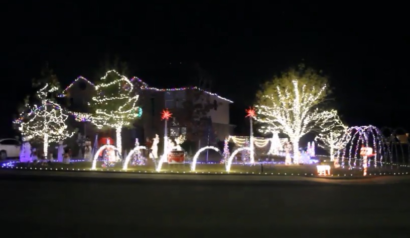 Las luces navideñas bailan a ritmo de Selena. (Especial)