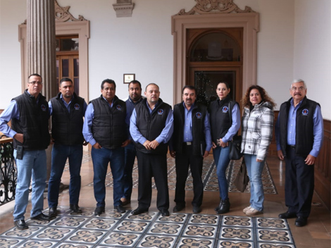 Maestros del Cecytenl exigen aguinaldo. (Foto: Raúl Palacios)