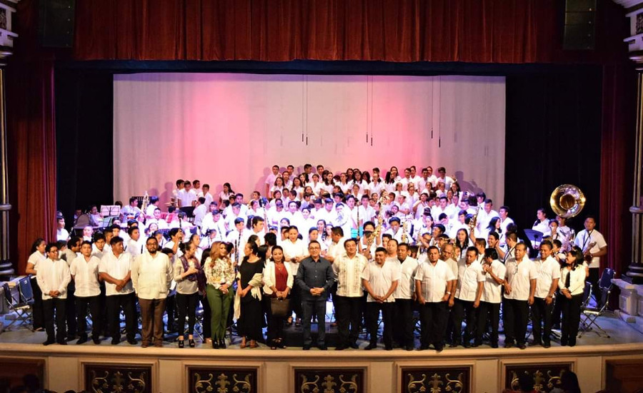 Más de 250 niños y jóvenes de Coros y Bandas Municipales llenaron de música el Teatro de la Ciudad Francisco de Paula Toro.