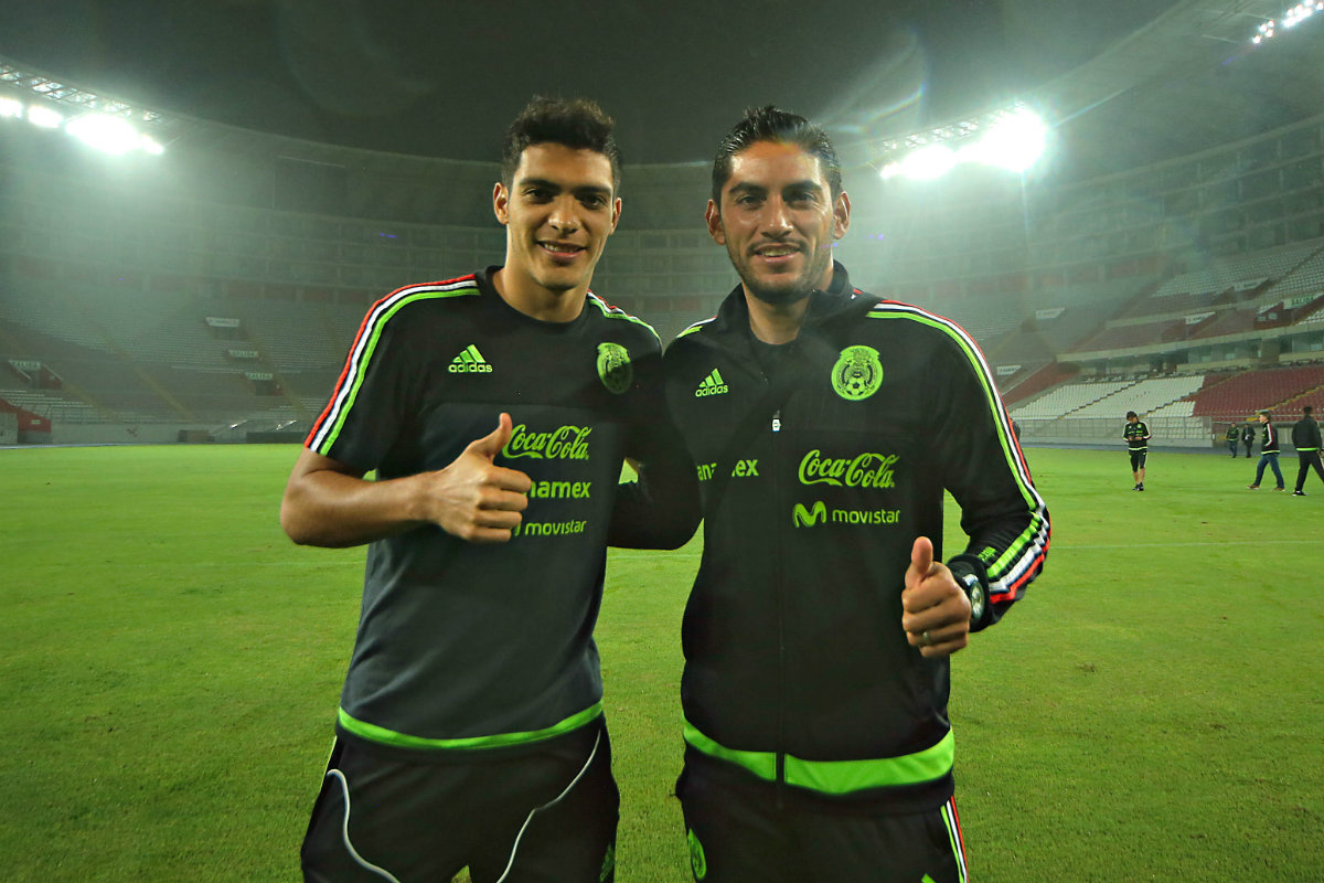 Raúl Jiménez y Jesús Corona (Imago7)