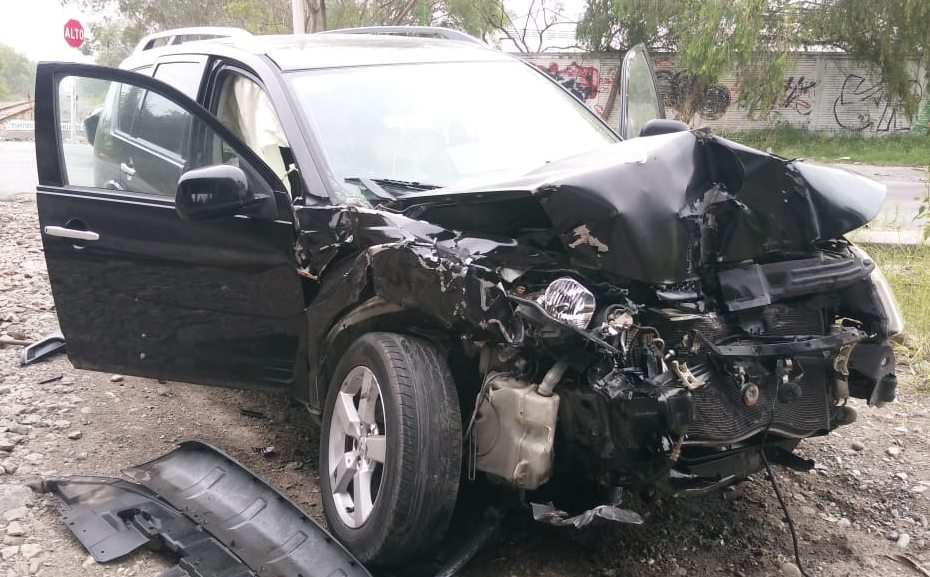 El auto quedó destrozado tras el fuerte impacto. (Foto: Agustín Martínez)