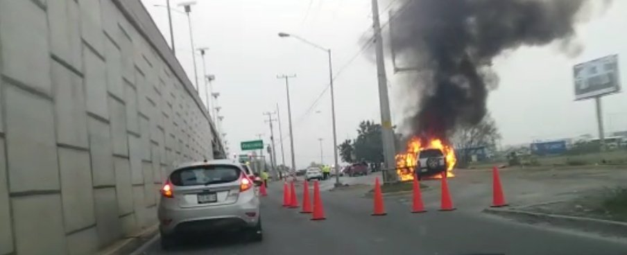 Las autoridades tuvieron que reducir la vialidad a un solo carril. (Foto: Leyda Estrada)