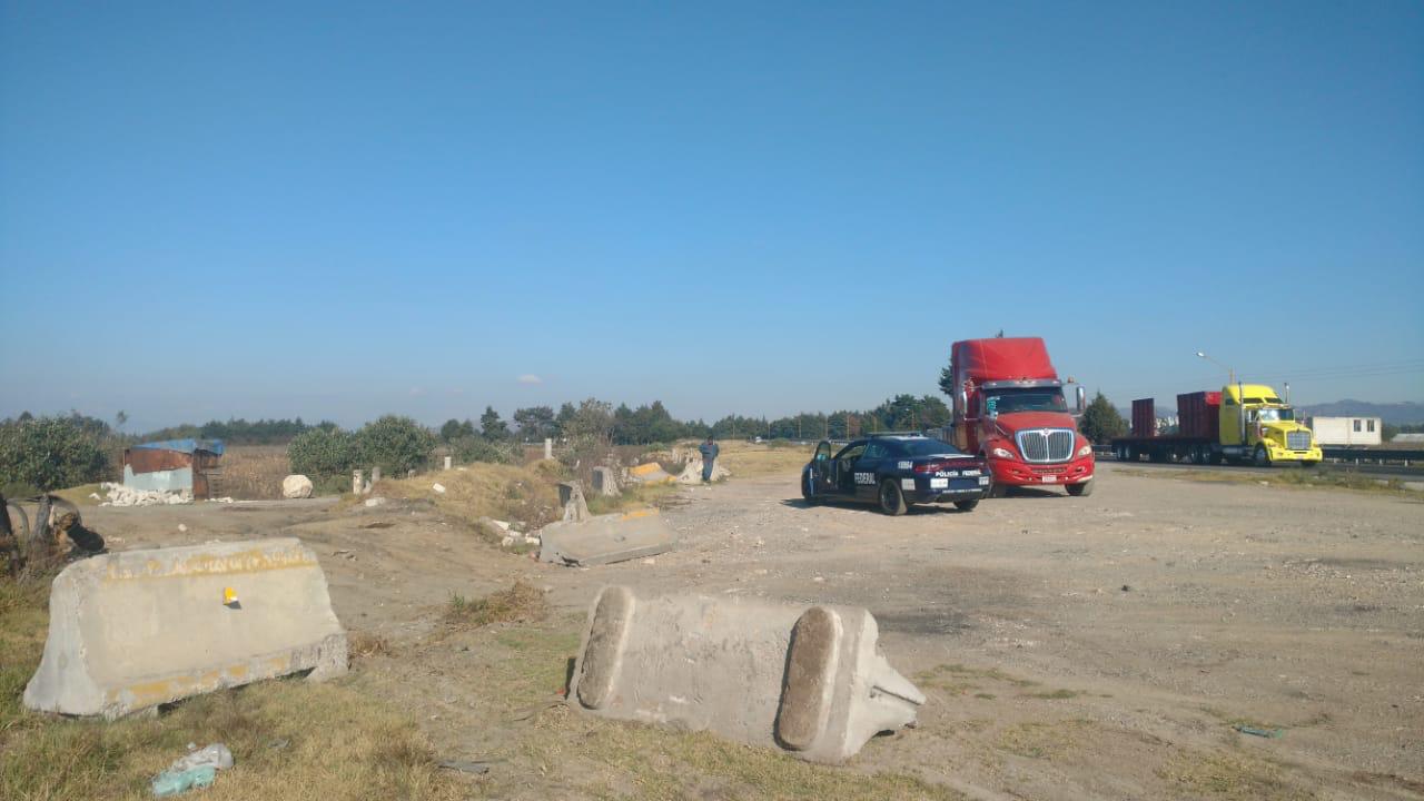 Bloquearon el camino que colinda con la autopista de cuota con ayuda de una grúa particular (Especiales)