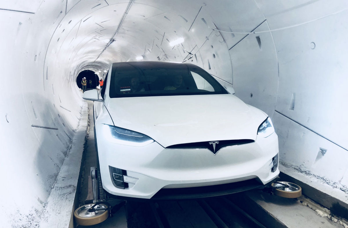 Los coches Tesla viajarán a una velocidad de 240 km/h a través de un riel. (Twitter @elonmusk)