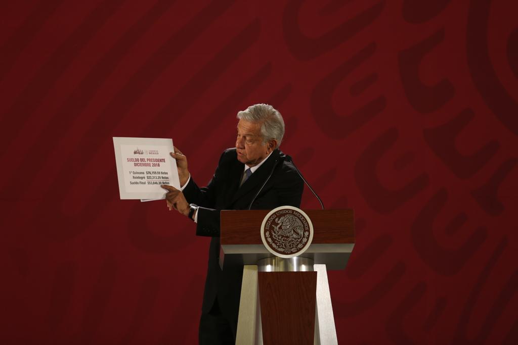 López Obrador 'presumió' su primer sueldo como Presidente, "me rayé", dijo. (Jorge Carballo | Milenio)