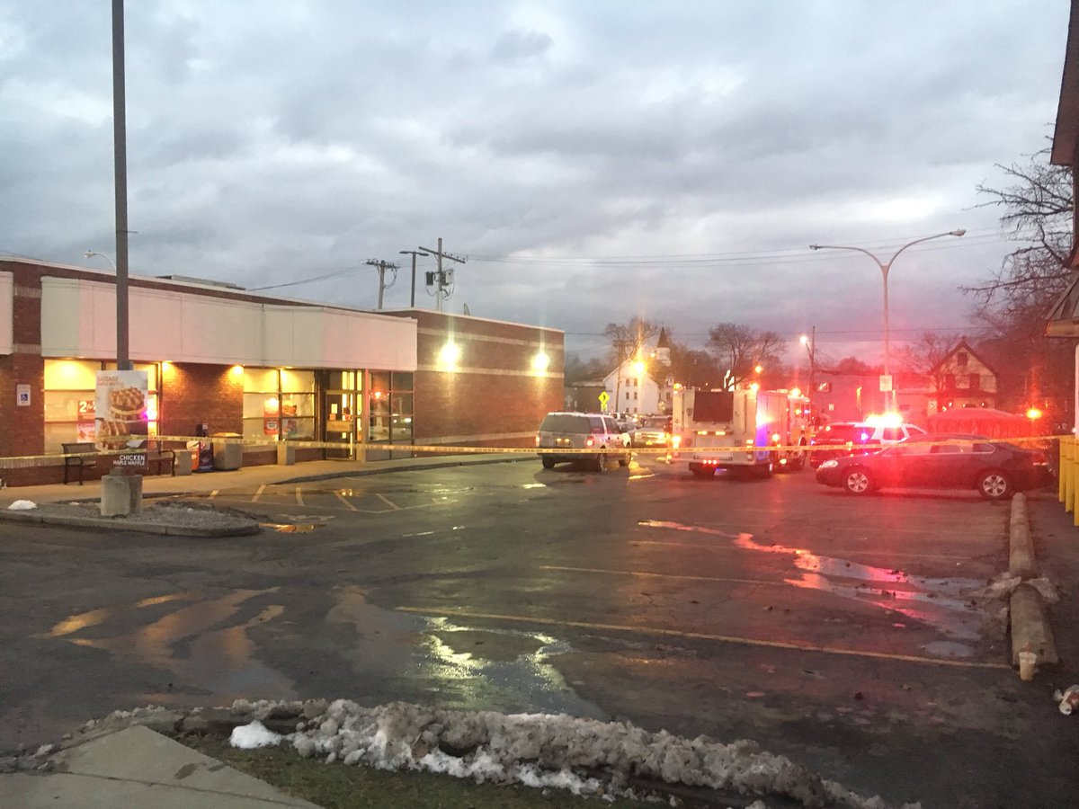 Una mujer fue incendiada por su novio en una cafetería de Buffalo. (@LeanneStuck)