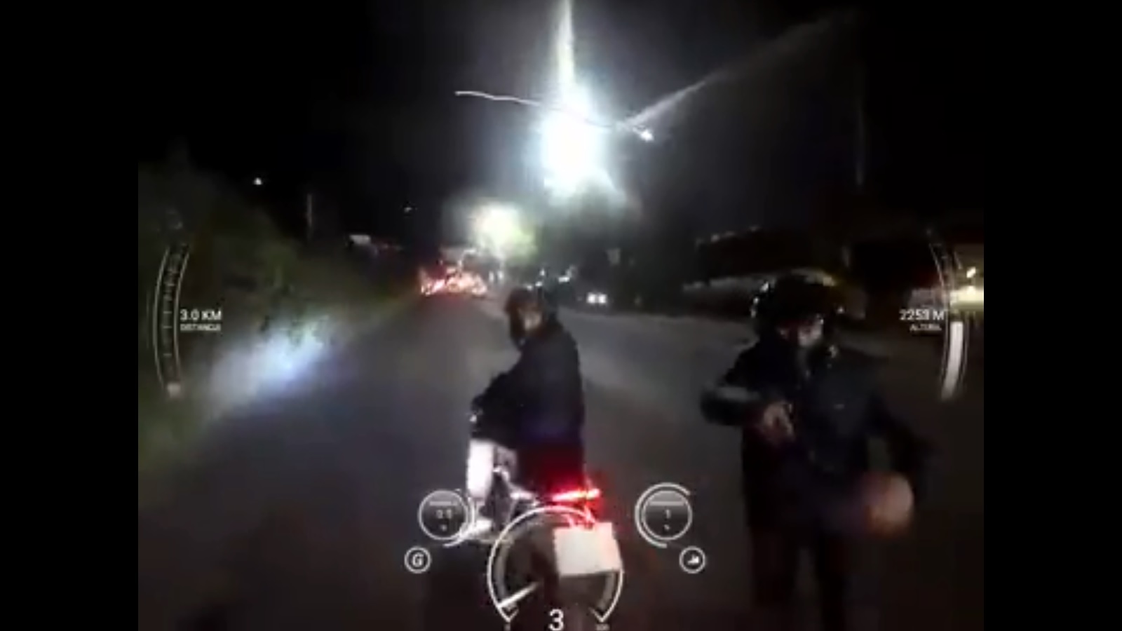Después del asalto, una mujer ofreció al motociclista llevarlo a su casa.