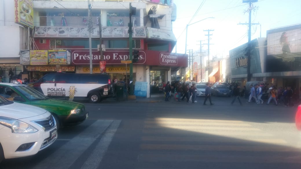 En calles como Juan Ignacio Ramón, 15 de Mayo, o Padre Mier, se mantiene una presencia importante de comercio informal. Foto: César Cubero