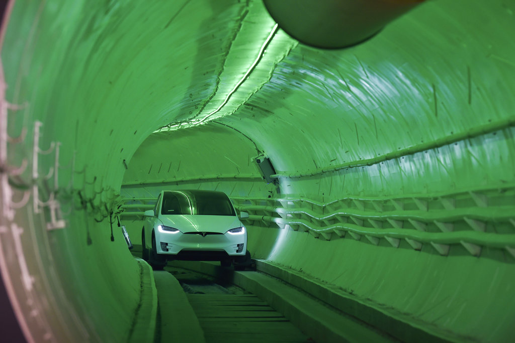 Elon Musk presentó el túnel con el que planea solucionar el tráfico de Los Ángeles. (AP)