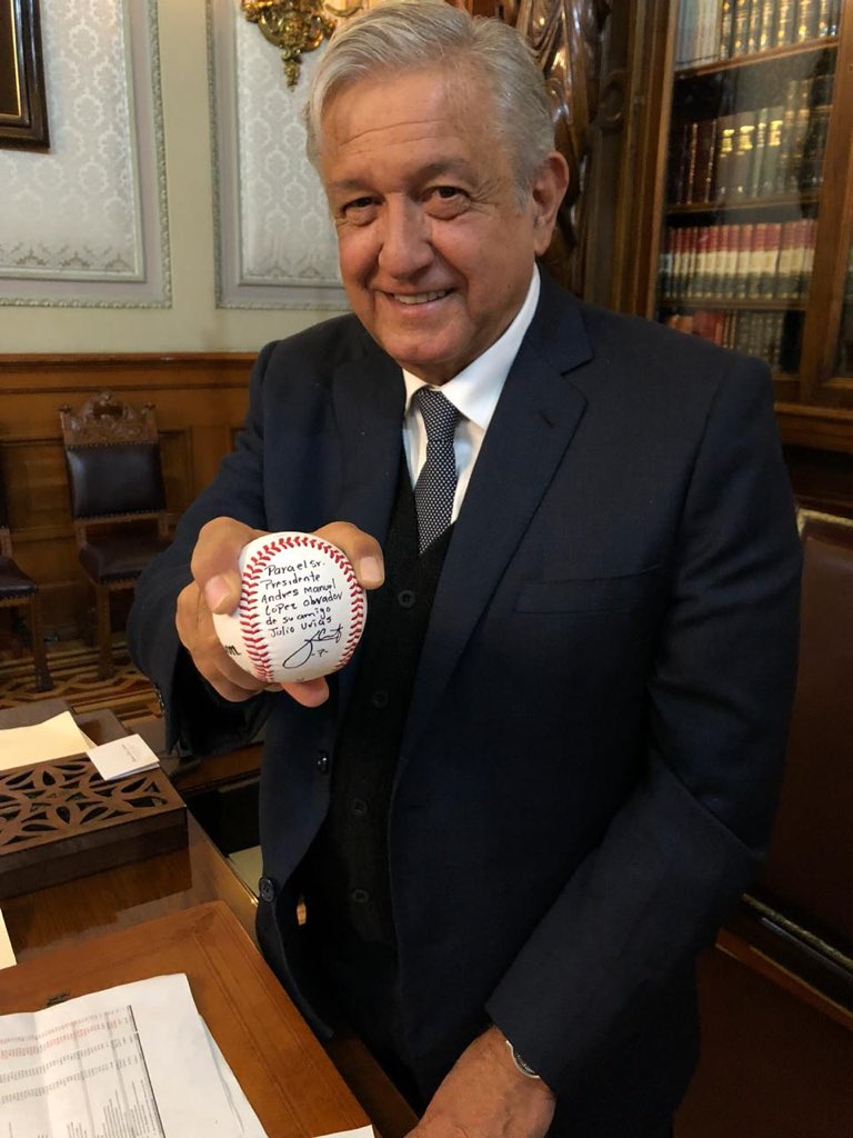 El pelotero mexicano Julio Urías le regaló una pelota al presidente de México, Andrés Manuel López Obrador (@theteenager7)