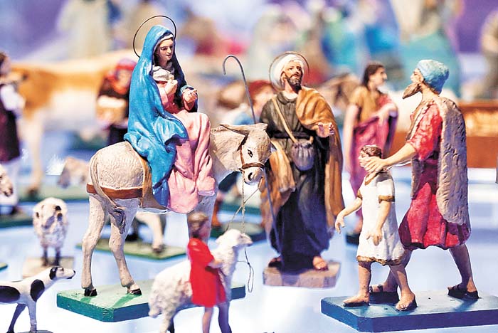 Los personajes, realizados con esqueleto de alambre, eran moldeados en arcilla o barro y luego horneados. Araceli López