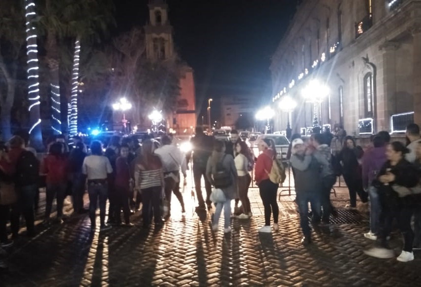 La postura de los docentes es de que no se van a mover hasta que no tengan el dinero en sus cuentas. Foto: Eduardo Mendieta