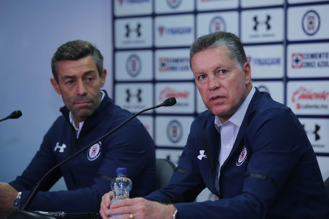 Ricardo Peláez y Pedro Caixinha en conferencia con Cruz Azul (Santiago Chaparro)