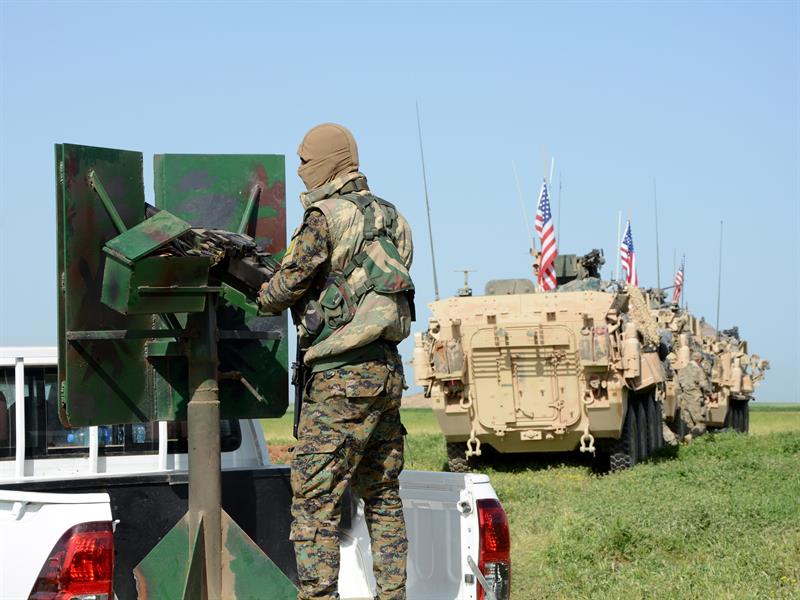 Trump decidió retirar inmediatamente de Siria a los 2 mil soldados que luchan en Siria (EFE).