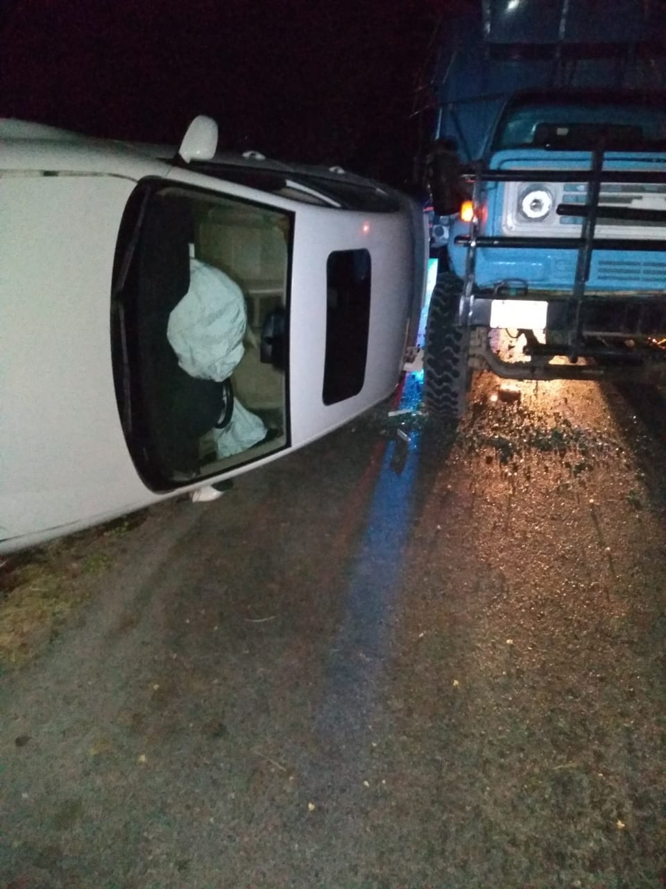 Elementos de la policía vial acudieron al lugar para hacer el levantamiento del peritaje  (Especial)