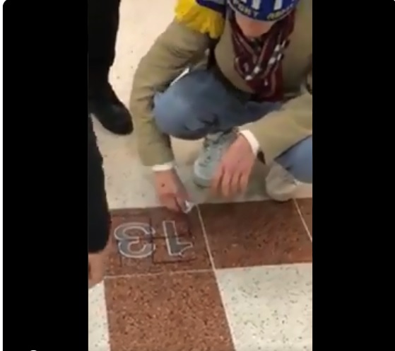Fan del Tottenham dibuja una esvástica en suelo y lo obligan a limpiar (Especial)