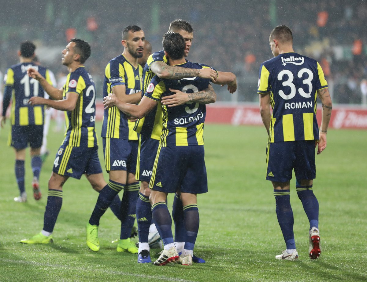 Jugadores del Fenerbahce SK en festejo de gol (@Fenerbahce)
