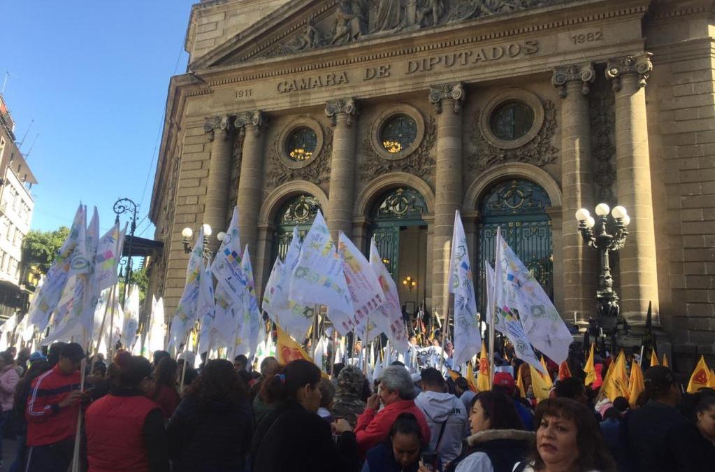 Los manifestantes afectan la circulación en Donceles y Allende. | Cinthya Stettin