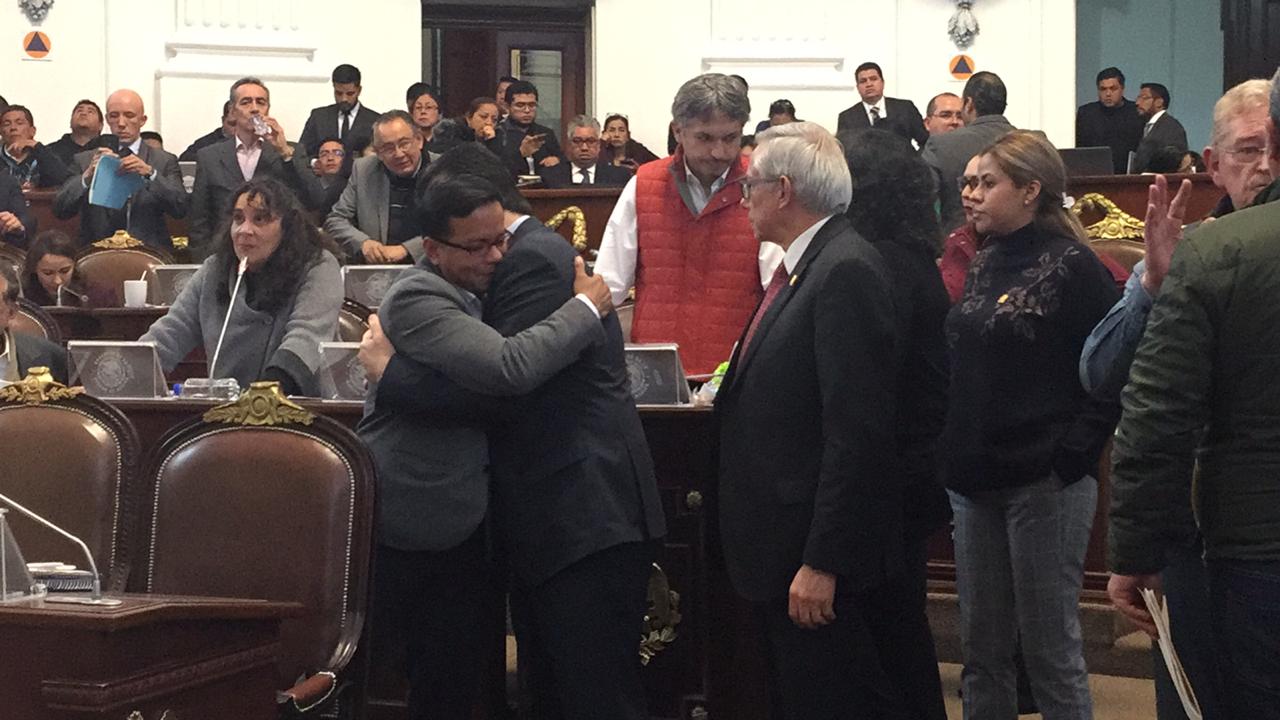 En la sesión de hoy, los legisladores guardaron un minuto de silencio por este fallecimiento. (Cynthia Stettin)