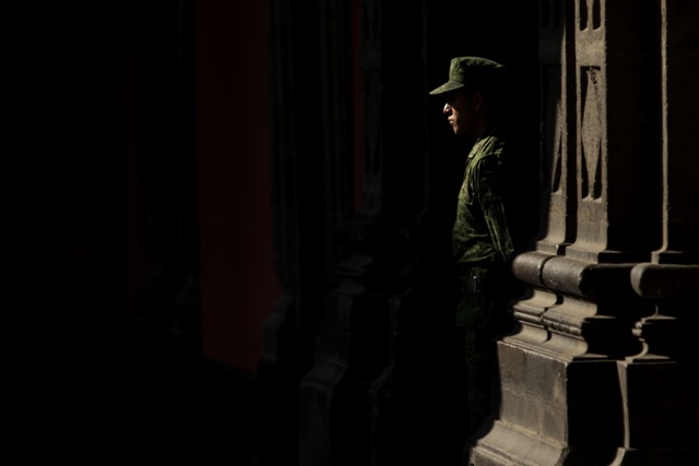 Un soldado vigila la entrada de Palacio Nacional/Cuartoscuro.
