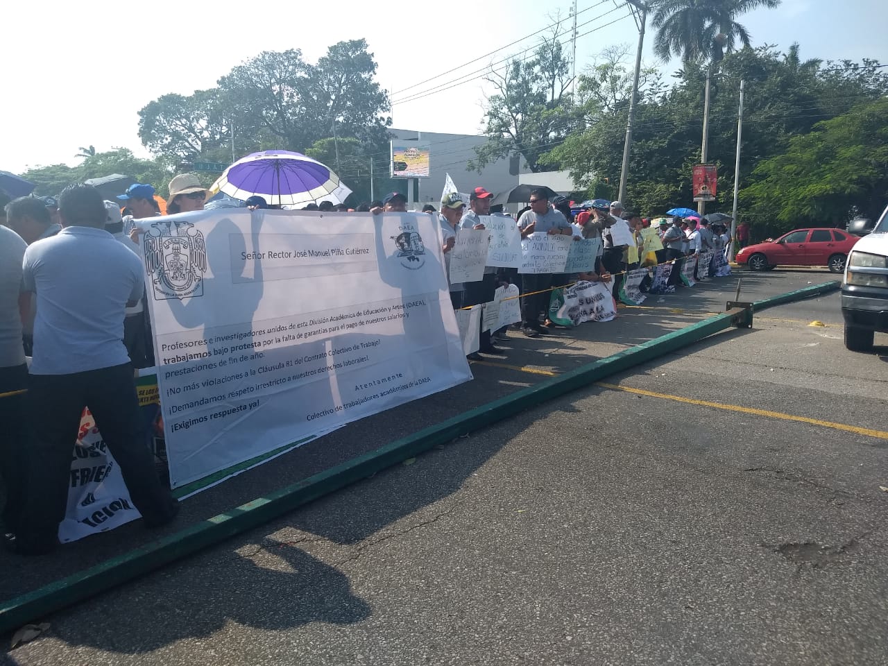 Los trabajadores bloquearon al menos 10 puntos de la Villahermosa. (Mariel Arroyo)