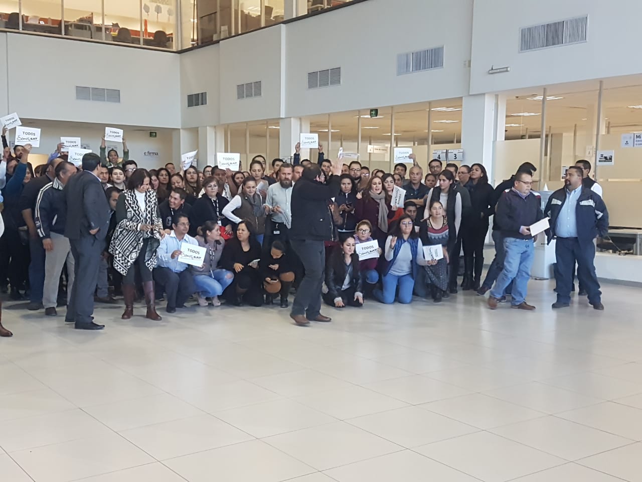 Trabajadores del SAT León  protestaron ante los despidos injustificados