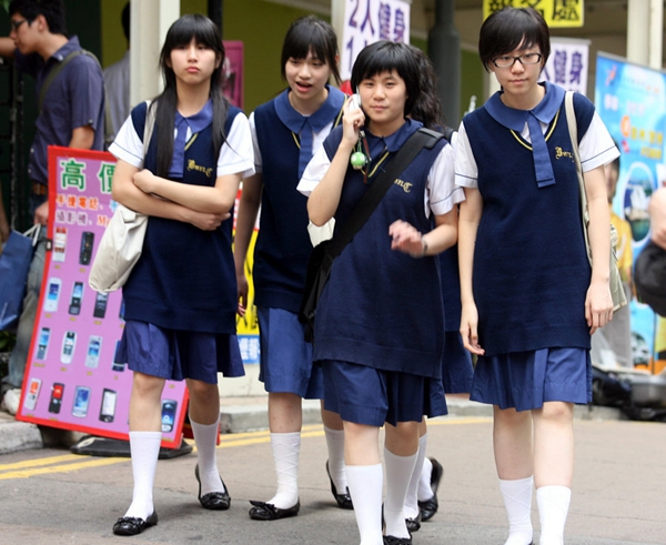 Los uniformes están integrados con chips que monitorean la actividad de los alumnos. (Especial)