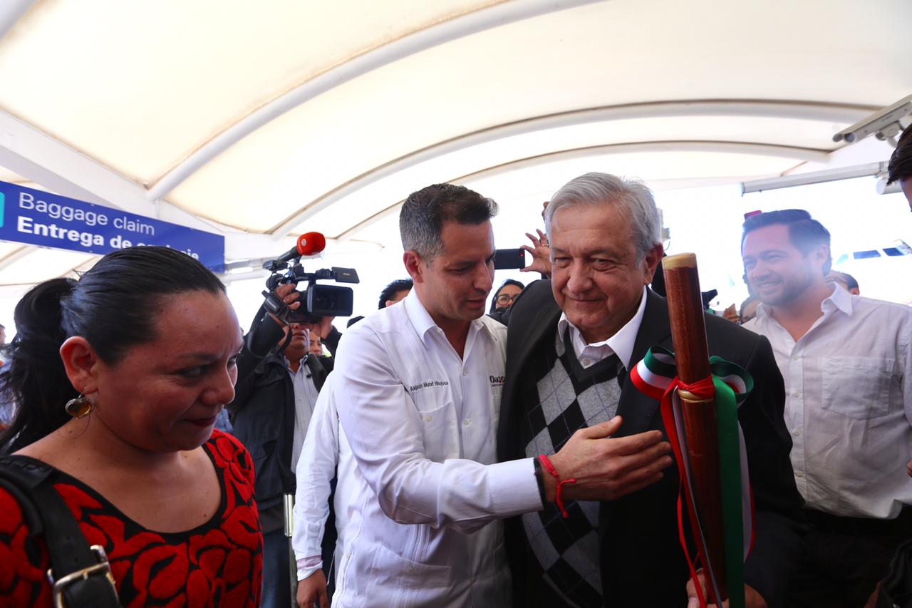 Andrés Manuel López Obrador recibe el bastón de mando a su llegada a Oaxaca (Nelly Salas)