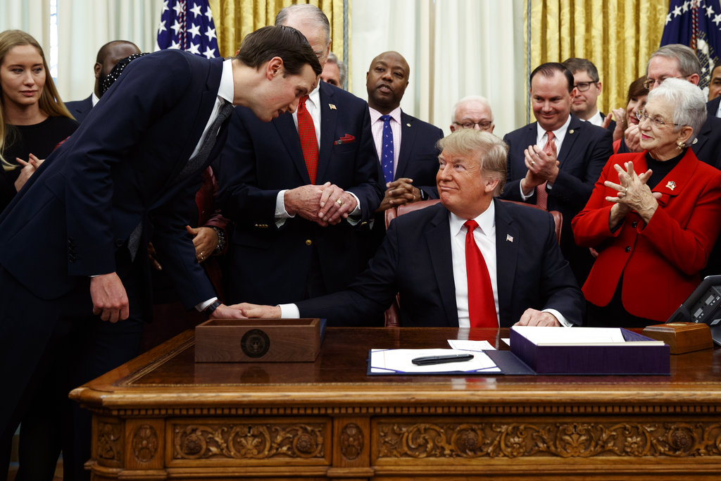 Con ayuda de Jared Kushner, Donald Trump firmó un acuerdo para liberar a miles de presos. (AP)