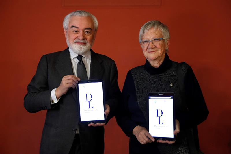 Darío Villanueva y la académica directora del diccionario, Paz Battaner, posan durante la rueda de prensa con motivo de la presentación (EFE)