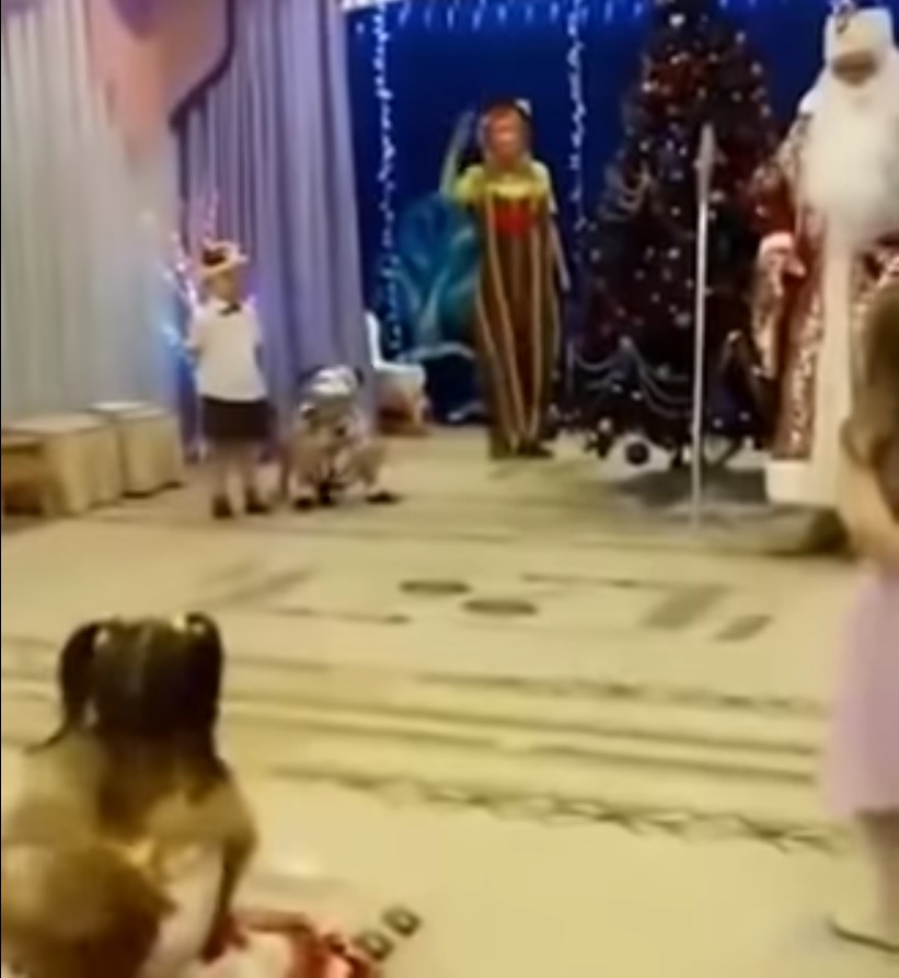 El actor de 67 años se desvaneció luego de estar jugando con unos niños.