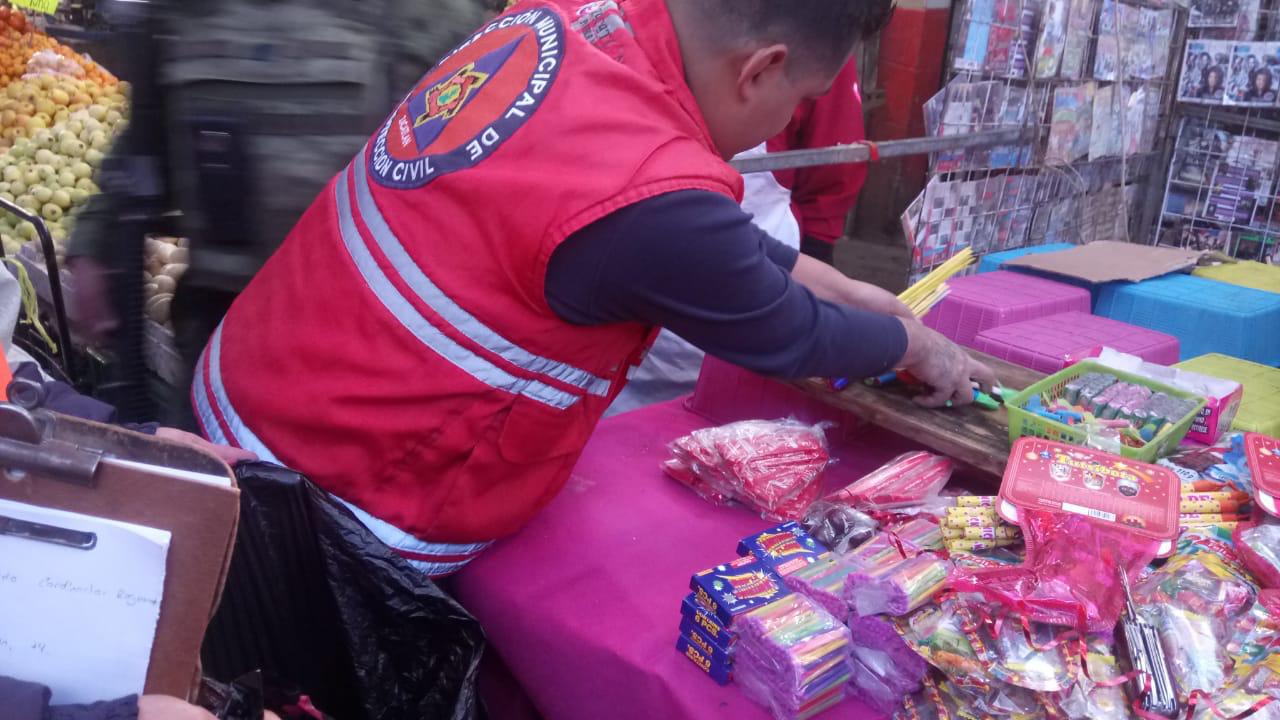 En Zacatlán, decomisan pirotecnia de mercados (Especial)