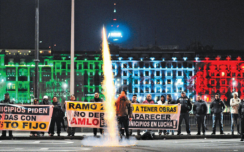 Hasta 200 alcaldes protestan en Palacio Nacional. (Cuartoscuro)
