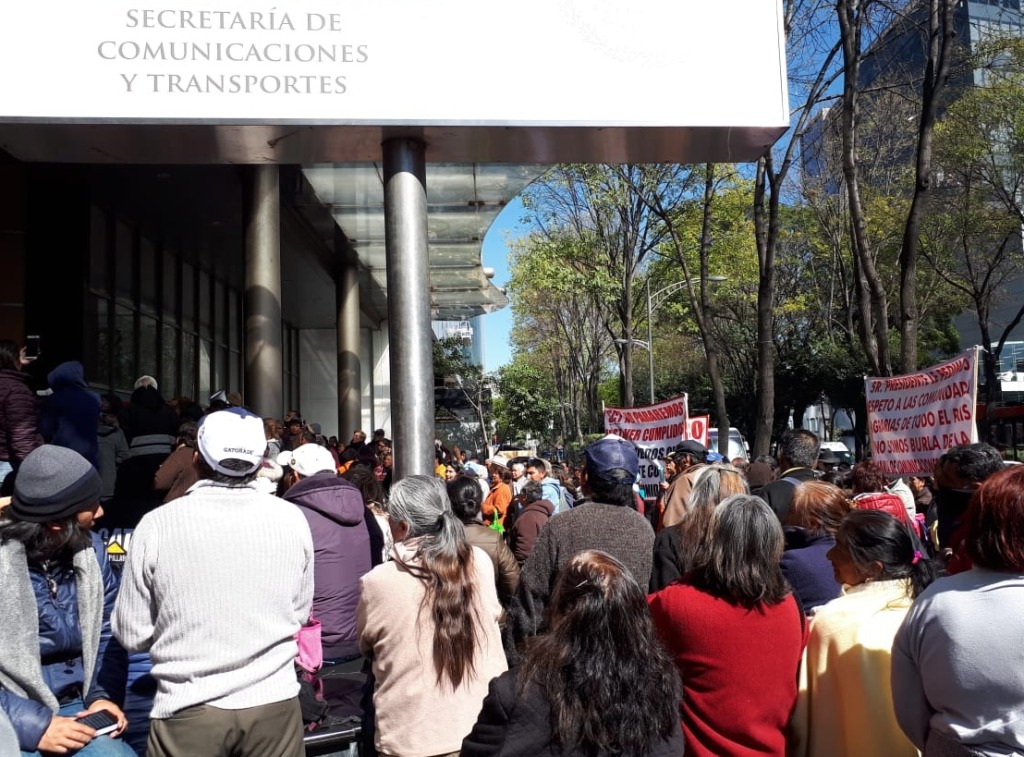 Los manifestantes protestan frente a la dependencia, sobre Insurgentes. | César Velázquez