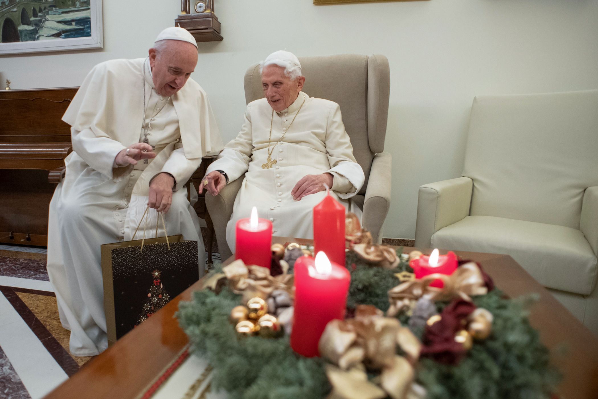 El papa Francisco suele visitar a su predecesor en Semana Santa y Navidad. (AFP)