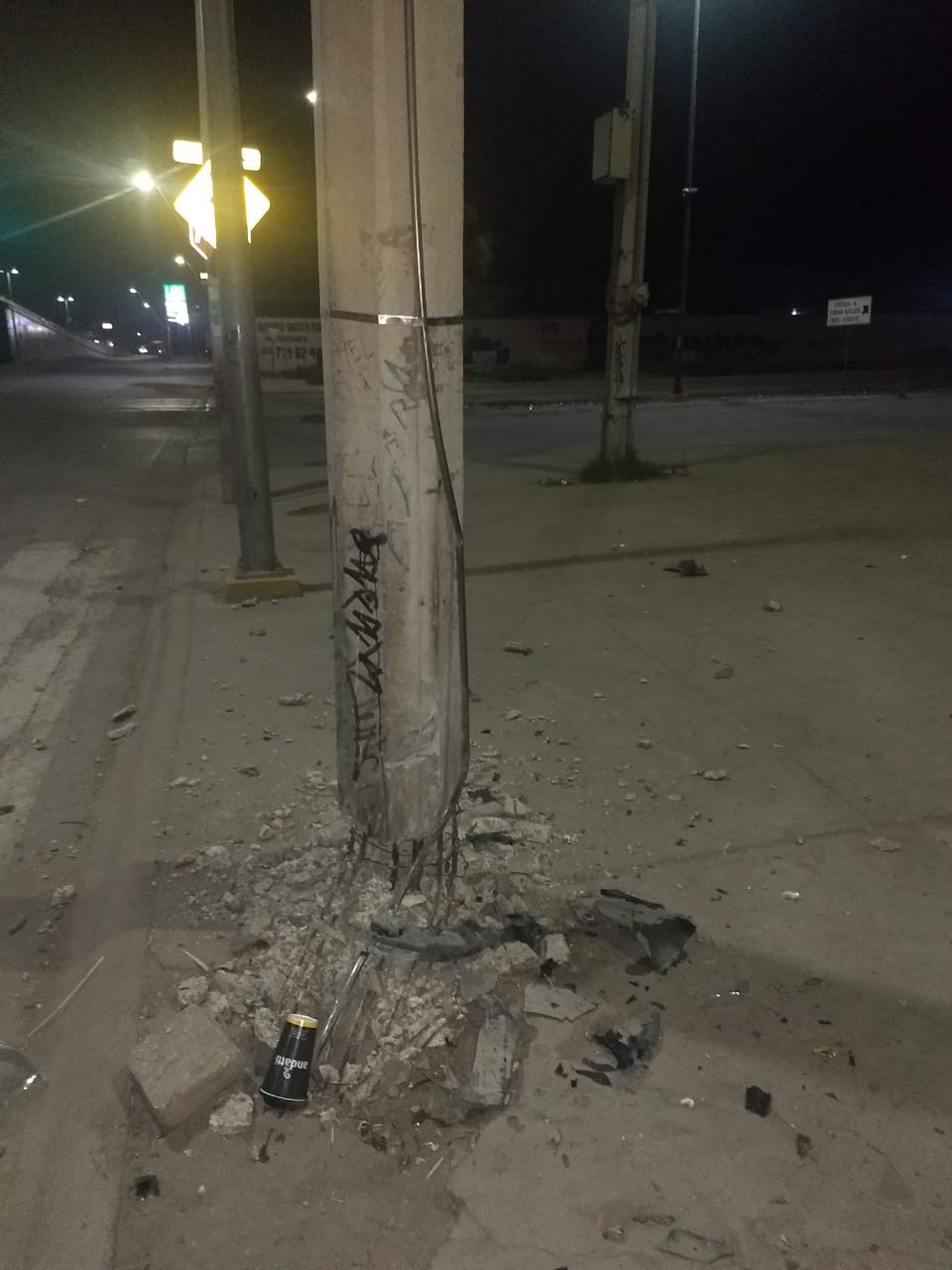 Abandonan auto tras chocar contra poste de luz en Torreón- Grupo Milenio