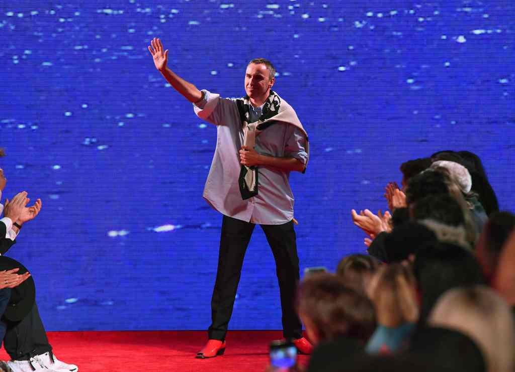 Raf Simons es aplaudido durante la semana de la moda en Nueva York en septiembre pasado. (AFP)