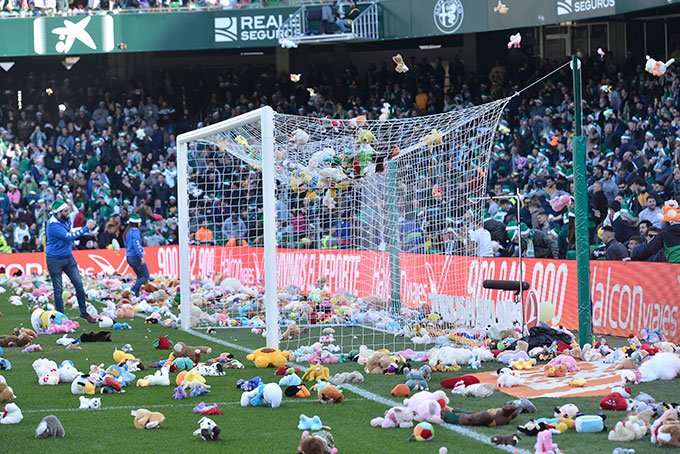 Afición del Real Betis hace 'lluvia de peluches' en estadio (Twitter @