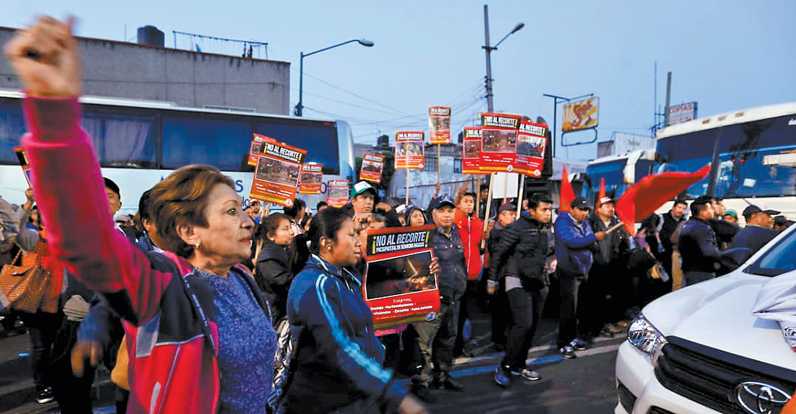 Afuera, protesta de productores (imagen). Adentro, los empleados amagaron con dar “portazo”, mientras gritaban: “¡Tenemos hambre!”. (Héctor Téllez)