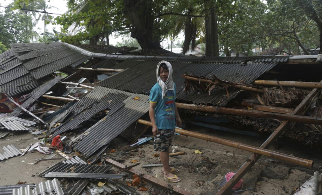 Autoridades de Indonesia han reportado decenas de meurtos luego del tsunami. (AP)